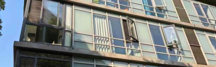 上海一小区业主发现：家中落地窗竟属玻璃幕墙！装修更换被阻引发矛盾